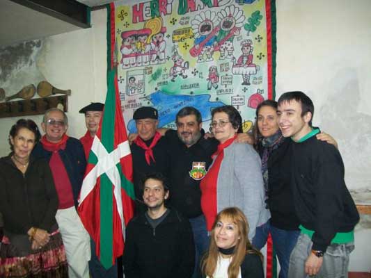 Integrantes y amigos de la Subcomisión de Cultura de Iparraldeko Euskal Etxea (foto IEE-CVF)