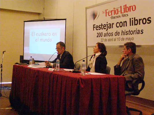 José F. Zinkunegi, responsable del programa Euskara Munduan, dio una conferencia en la Feria del Libro de Buenos Aires