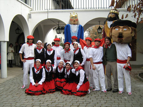 Dantzaris del Centro Navarro de Chile en el Estadio Español de Las Condes, Santiago (foto Centronavarrodechile.org) 