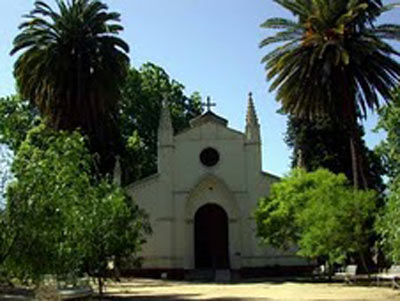 Imagen de la iglesia de Pintue con anterioridad al terremoto (foto gentileza de historiadepaine.blogspot.com)