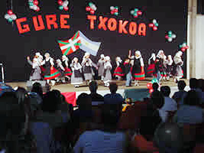 Foto de archivo de un festival vasco organizado por el Centro Vasco Gure Txokoa de Rauch, Provincia de Buenos Aires, Argentina.