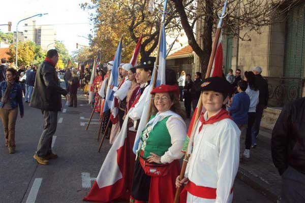 El Centro Vasco Gure Etxea de Santa Fe, presente junto al resto de colectividades santafesinas en el desfile de la ciudad