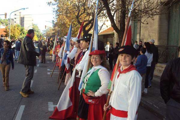 Santa Feko Gure Etxea Euskal Etxeko kideek hiriko kabalkadan hartu zuten parte