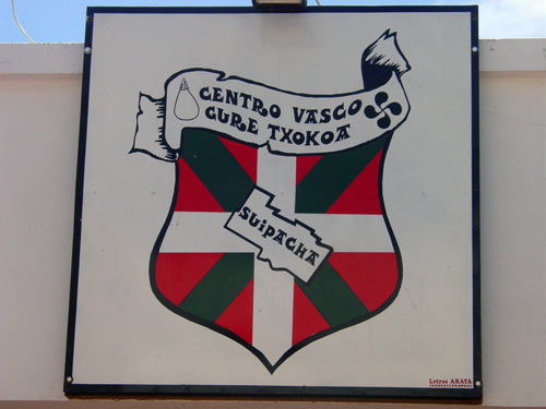 Logo identificativo del Centro Vasco Gure Txokoa de Suipacha, en la provincia de Buenos Aires (foto EuskalKultura.com)