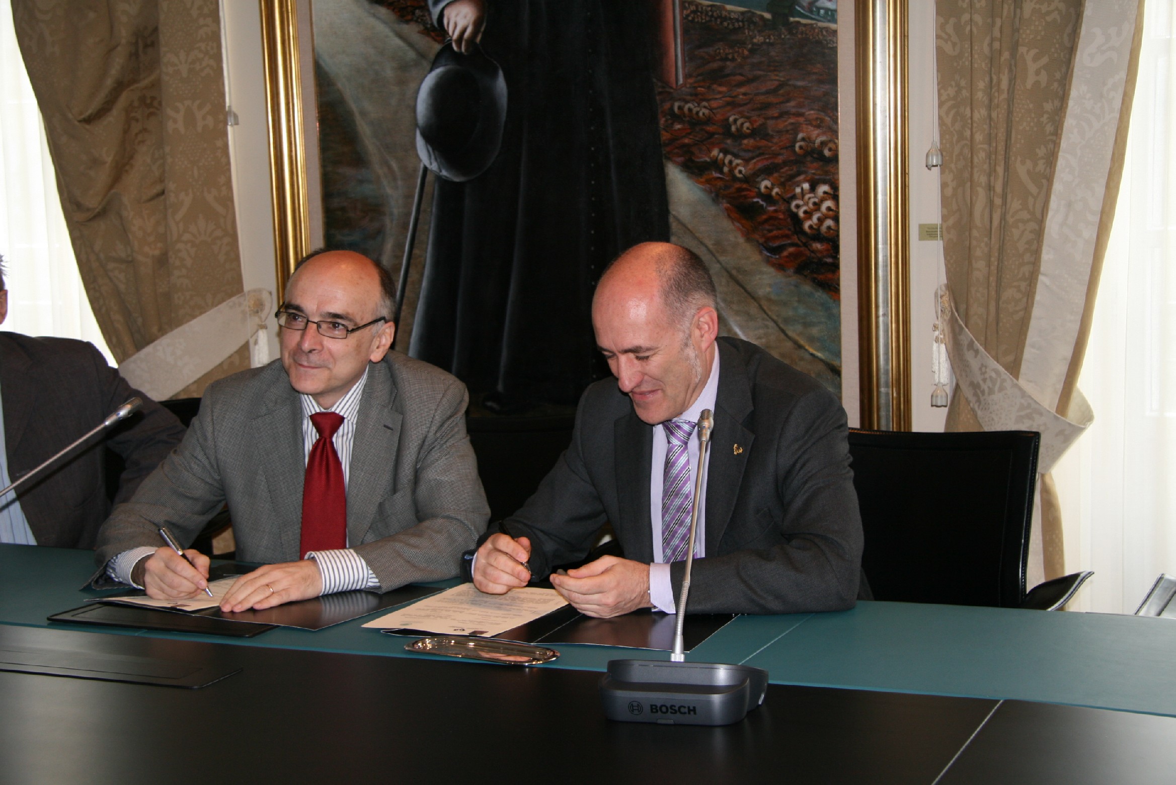 Andrés Urrutia, presidente de Euskaltzandia, e Iñaki Goirizelaia, rector de la Euskal Herriko Unibertsitatea-Universidad del País Vasco.