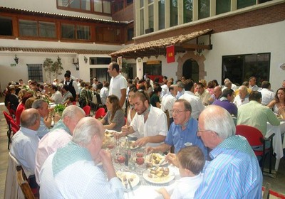 Vista general de la comida del Baztango Eguna 2010 en Euskal Etxea de México DF, que guardó un recuerdo para Juantxo Viguria y otros baztandarras hoy ausentes. La jornada transcurrió en un grato ambiente de hermandad (fotos Maricarmen Arrechea)