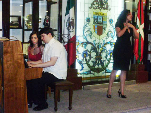 La presencia de Juantxo Viguria, a través de su piano, sus canciones, su insignia, el cariño de sus amigos... planeó en todo momento sobre la velada de homenaje en Euskal Etxea de México DF (fotos Maricarmen Arrechea)