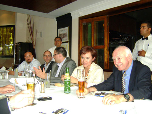 Rubi Laura López Silva, alcaldesa de la ciudad mexicana de Celaya (en el centro), junto a un sonriente Yon de Luisa, director de Desarrollo Económico del Municipio, en la comida de bienvenida a empresarios vascos el pasado viernes