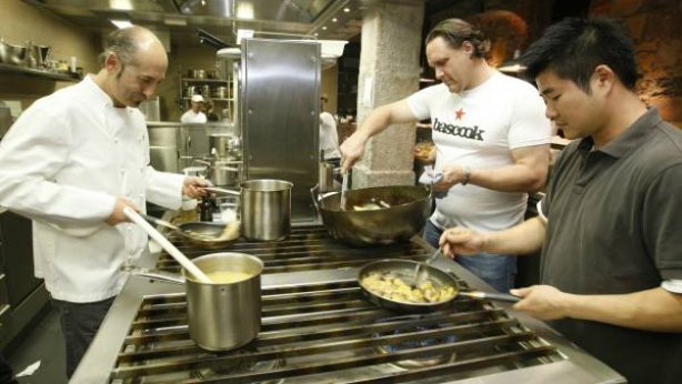 Chefs norteamericanos cocinan con Aitor Elizegi (izquierda) en el restaurante Bascook. (foto Deia/Oskar Martinez)