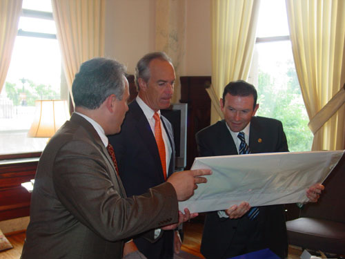 El alcalde de Boise, Dave Bieter, entrega un regalo al lehendakari Ibarretxe en presencia del entonces gobernador de Idaho, Dirk Kempthorne, en el despacho de este último, en la pasado edición del Jaialdi de Boise, en 2005. (foto EuskalKultura.com)