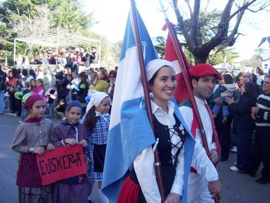 Los vascos de Chascomús participaron en el desfile cívico