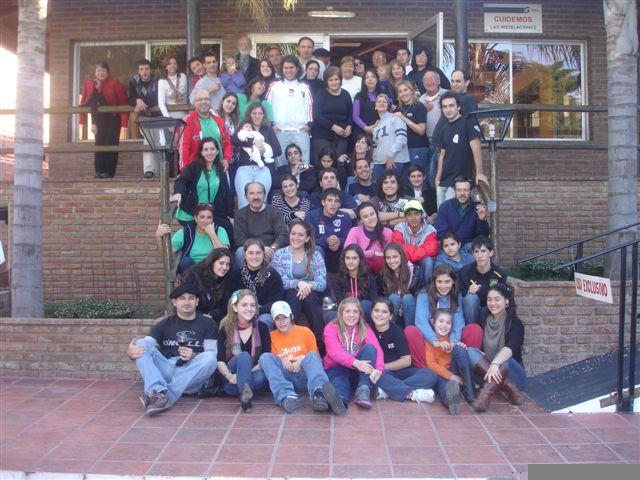 Imagen de los dantzaris e integrantes de las delegaciones de Haize Hegoa y Urrundik que participaron del encuentro vasco argentino-uruguayo (foto EE)