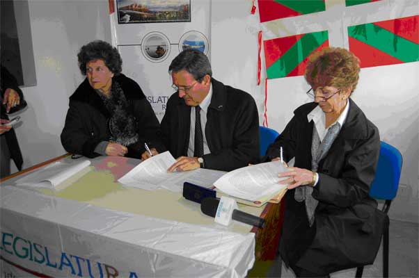 Isabel del Carmen Labiano, lehendakari del centro vasco, junto al vice-gobernador de la provincia de Río Negro, Bautista Mendioroz, en el momento de la firma del convenio