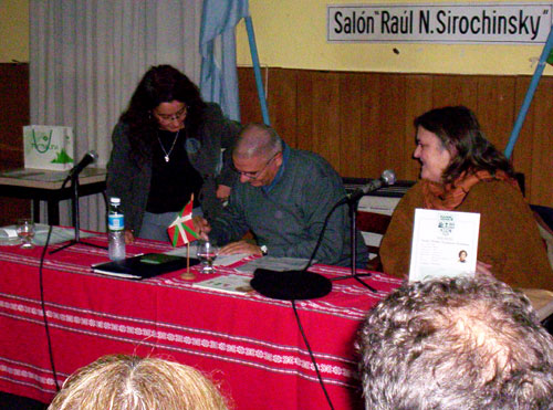 Presentación del EHNA, documento vasco de identidad auspiciado por Udalbiltza, en Mar del Plata, Argentina. Firma el suyo César Arrondo, ante la mirada de Mariana Fernández Castelli y Verónica Domingo