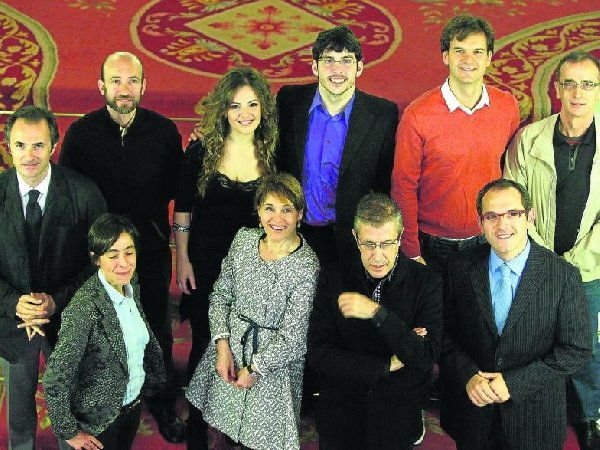 Los protagonistas de la nueva versión de 'Mirentxu' posando en la presentación en el Arriaga (foto Oskar Martínez)