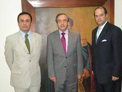 El Delegado del Gobierno Vasco en Colombia, Iñaki Martínez, el gobernador de Antioquia, Luis Alfredo Ramos y el secretario de Agricultura, Edgar Arrubla.