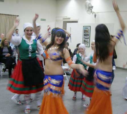Dantzaris de las colectividades vasca y sirio-libanesa