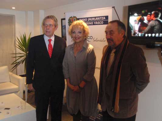 Espainiako enbaxadari Rafael Estrella, Euskadiko Ordezkari Elvira Kortajarena eta Turismo Aholkularia Julio Moreno (argazkia EuskalKultura.com)