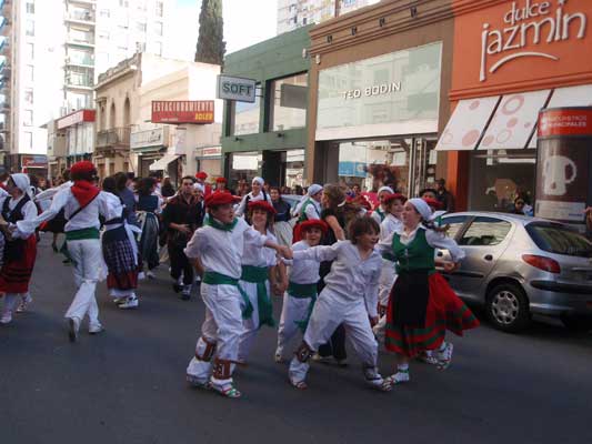 Niños en kalejira por las calles de Bahía Blanca durante la semana vasca 2009