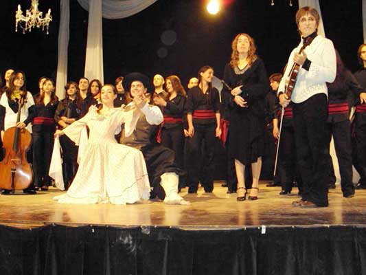 El Coro "Camerata de la Luna", socio de la Euskal Etxea de Villa Mercedes, dio dos conciertos en el marco del Bicentenario