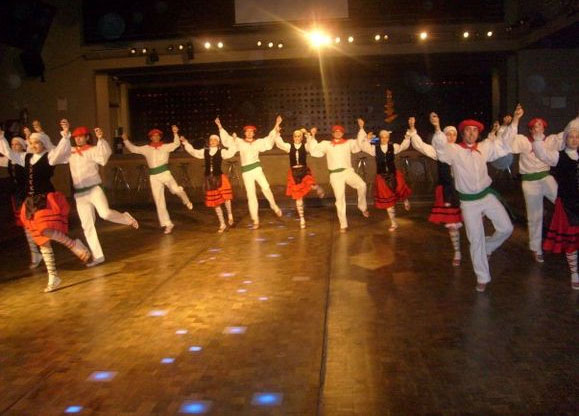 Dantzaris del Haize Dantzariak, que coordina Maite Baztan en Comodoro (foto EE)