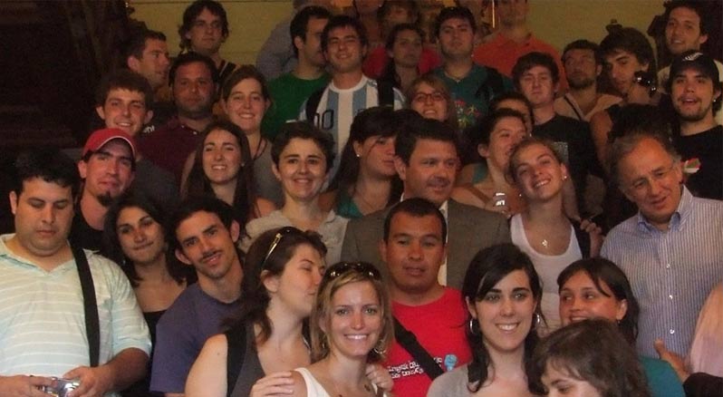 Jóvenes que participan en la edición de 2010 de Gaztemundu, ayer en el Ayuntamiento de Irun, con el alcalde Santano y el secretario general de Acción Exterior, Guillermo Echenique (foto EuskalKultura.com)