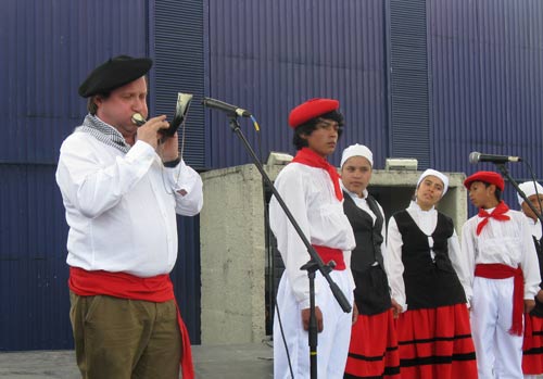 Kepa Pinedo toca la alboka, acompañado de miembros del coro Munduko Umeak de Euskal Etxea de Bogotá (foto EE)