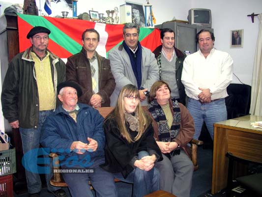 Grupo convocante a la Asamblea de esta noche para reactivar el Centro Vasco de Flores, en Uruguay (foto Ecos Regionales)