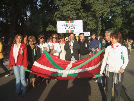 Representantes de la colectividad vasca local prestos para desfilar por las calles de Tucumán