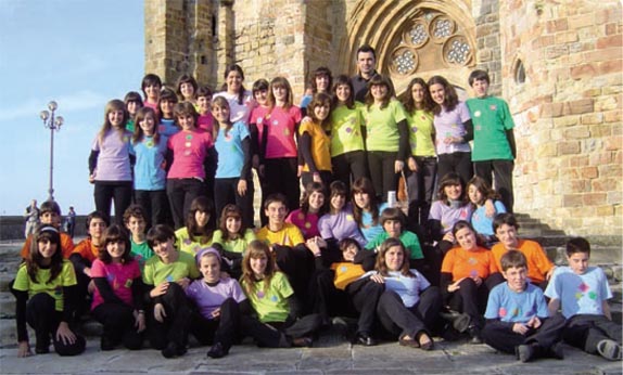 Integrantes de la Orereta Abesbatza junto a su director, el pasaitarra Imanol Elizasu.