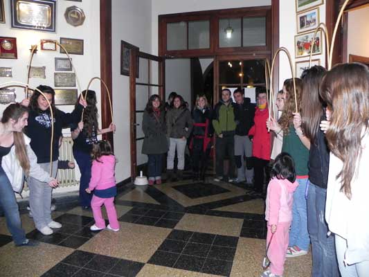 Momento en el que los participantes del 'Hator Hona' llegaban al centro vasco (foto EE)