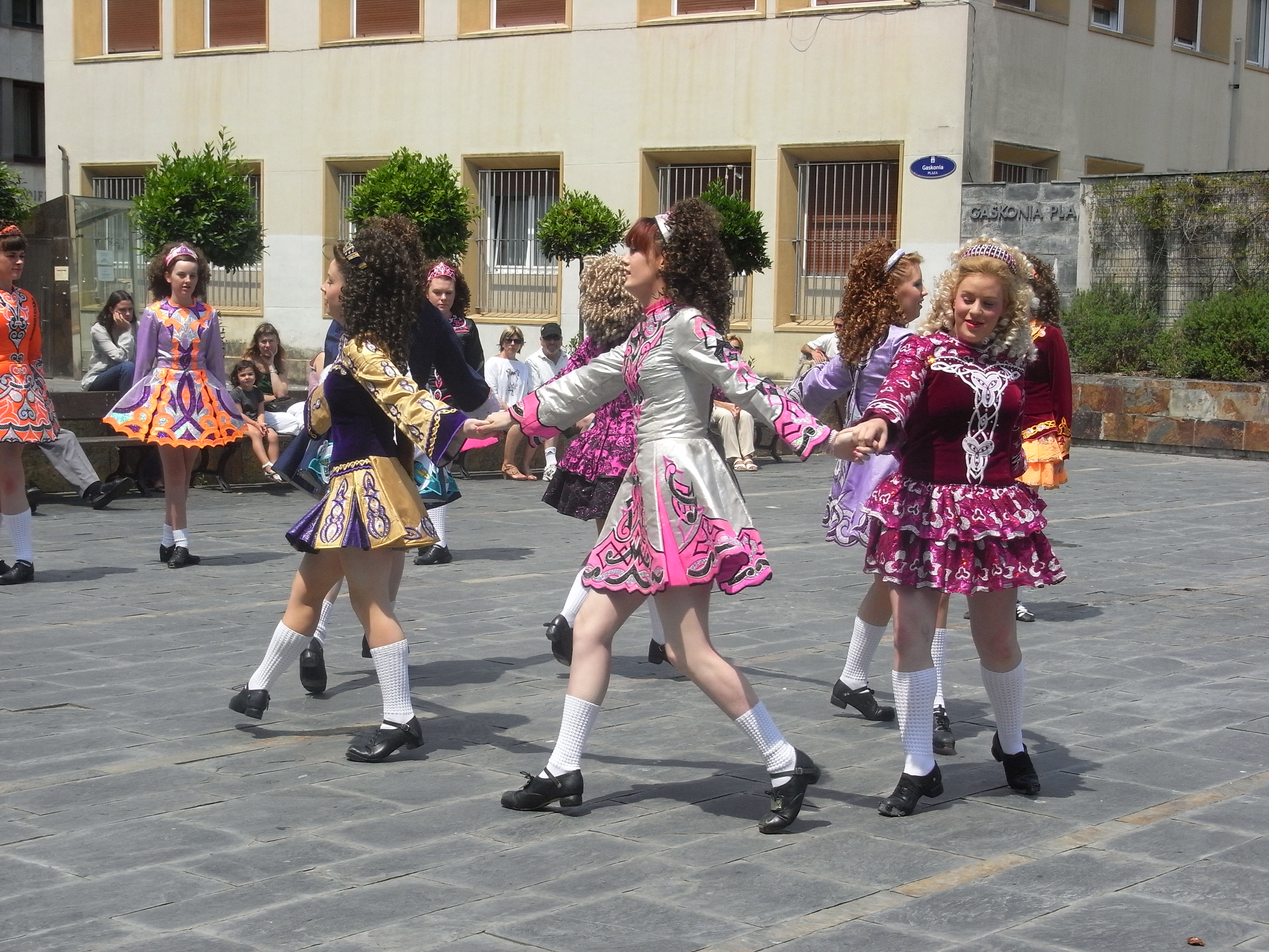 El grupo de Irlanda bailando en la plaza Gascuña de Donostia