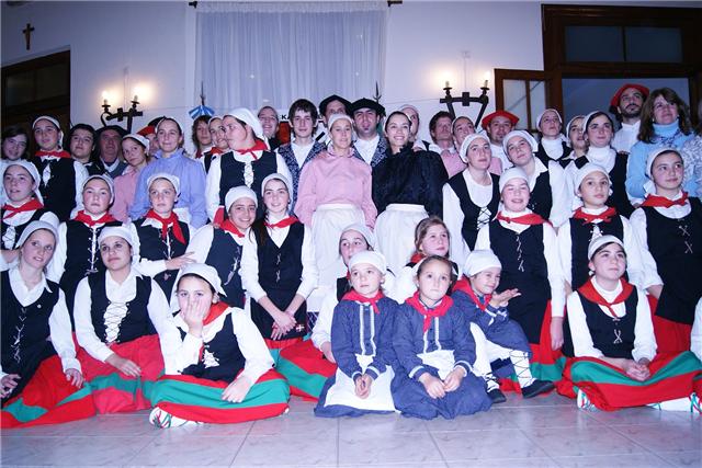 Dantzaris reunidos en Euskal Odola de Ayacucho para celebrar la fiesta de San Fermín