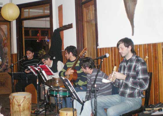 Músicos del grupo 'Baietz' durante el concierto en Lautaro Bar