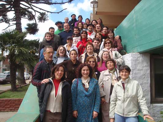 Foto del grupo de alumnos y profesores que participaron del barnetegi 2009 en la ciudad de Las Flores (foto EuskalKultura.com)