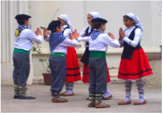 Los txikis ofrecieron a los asistentes el baile esku dantza (Foto Euskal Etxea)