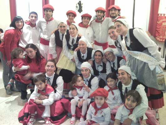 Buenos Airesko Nafar Etxeko dantzariak 2010eko San Fermin jaian 