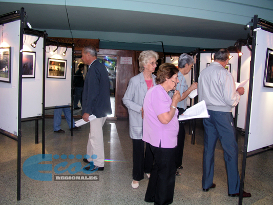 Exposición de cuadros sobre el País Vasco, organizada en el seno de la participación vasca del Primer Encuentro de Colectividades en Flores (foto Ecos Regionales)