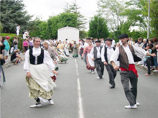 El grupo de dantzaris adultos 'Mutxiko' de Hendaia, que actuó el pasado domingo en el 'Basque Cultural Center' de San Francisco y lo hará esta semana en el transcurso del Jaialdi 2010 de Boise. En la imagen , el grupo bailando en las Euskal Jaiak 2009.