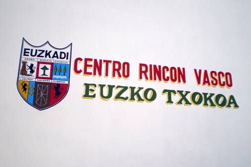 General Acha-ko Euzko Txokoa-Rincón Vasco Euskal Etxeko logoa bertako egoitzean bertan dagoen horma nagusian (argazkia EuskalKultura.com)