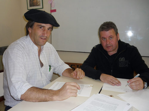 Iñaki Galdos firma con Mikel Irazusta, presidente del CV de Bahía Blanca, en Argentina, un acuerdo de colaboración, durante la pasada Semana Nacional Vasca 2009