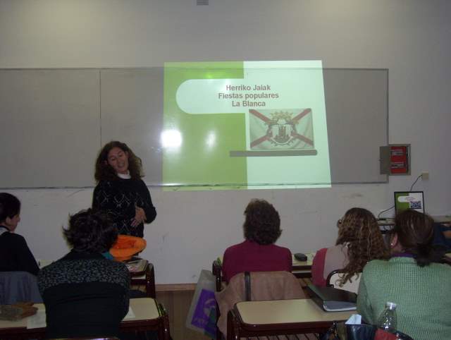 Alumnos presentan trabajos sobre cultura vasca. (Foto EuskalKultura.com)