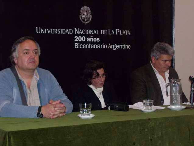 Acto académico celebrado como homenaje a Pello Mari Otaño. De izquierda a derecha, Joxin Azkue, Susana Ardanaz otaño 'Txuri' y César Arrondo.