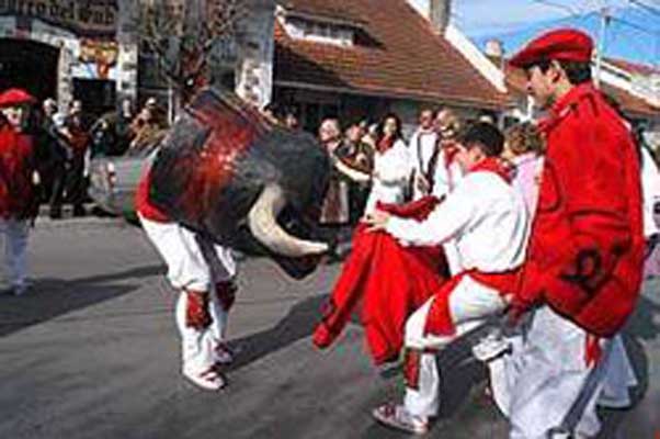 San Fermin Jaiaren aurreko edizio bat, Argentinako Mar de Platan, bertako Nafar Etxeak antolaturik (argazkia LaCapital)