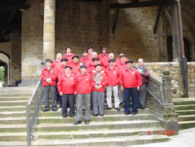 La coral vasco chilena en la Catedral de Elorrio, tras haber realizado la visita a la capilla donde reposan los restos de San Valentín de Berriotxoa (foto Berriketari)