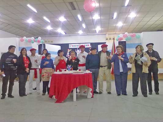 Miembros del Centro Toki Eder invitaron a los presentes a brindar por la institución