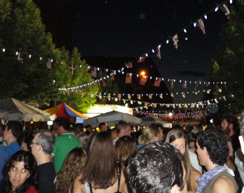 'Igual que en las fiestas de los pueblos de Euskadi', decían muchos sentirse en Jaialdi 2010. En la imagen, aspecto del 'Basque Block', con miles de banderas vascas y estadounidenses colgando, el pasado jueves por la noche (foto EuskalKultura.com)