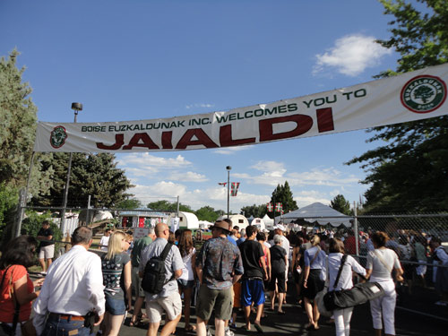 Entrada al recinto festivo de Jaialdi, en los 'Fairgrounds', la mañana del pasado sábado (foto EuskalKultura.com)