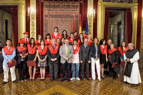 Los 20 jóvenes navarros participantes junto al presidente Sanz y el resto de autoridades y representación institucional de la Diáspora presentes.