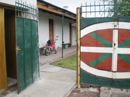 Acceso a la sede del Centro Vasco Eusko Biltzar de Coronel Pringles (foto EuskalKultura.com)